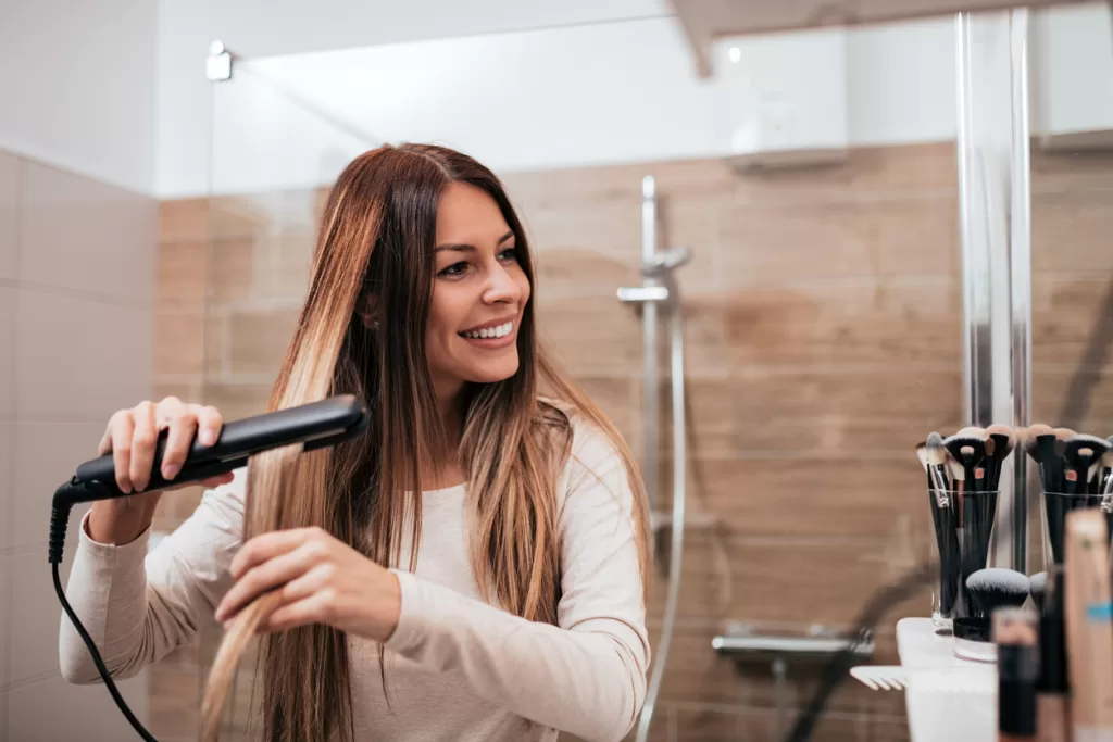 Aprenda a enrolar o cabelo com chapinha