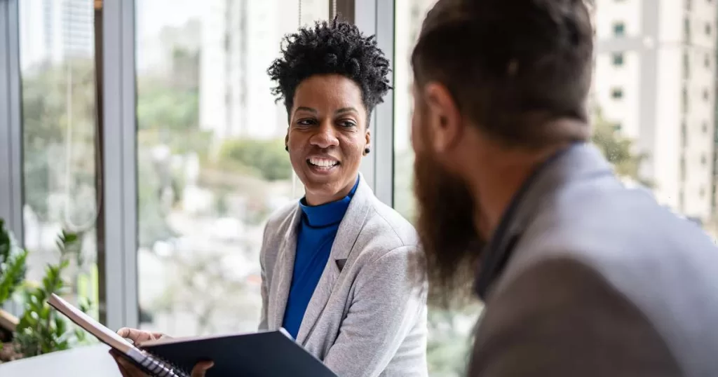 como dar feedback crítico no trabalho conforme a idade